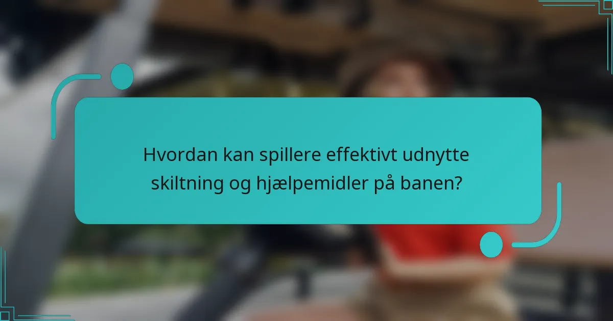 Hvordan kan spillere effektivt udnytte skiltning og hjælpemidler på banen?